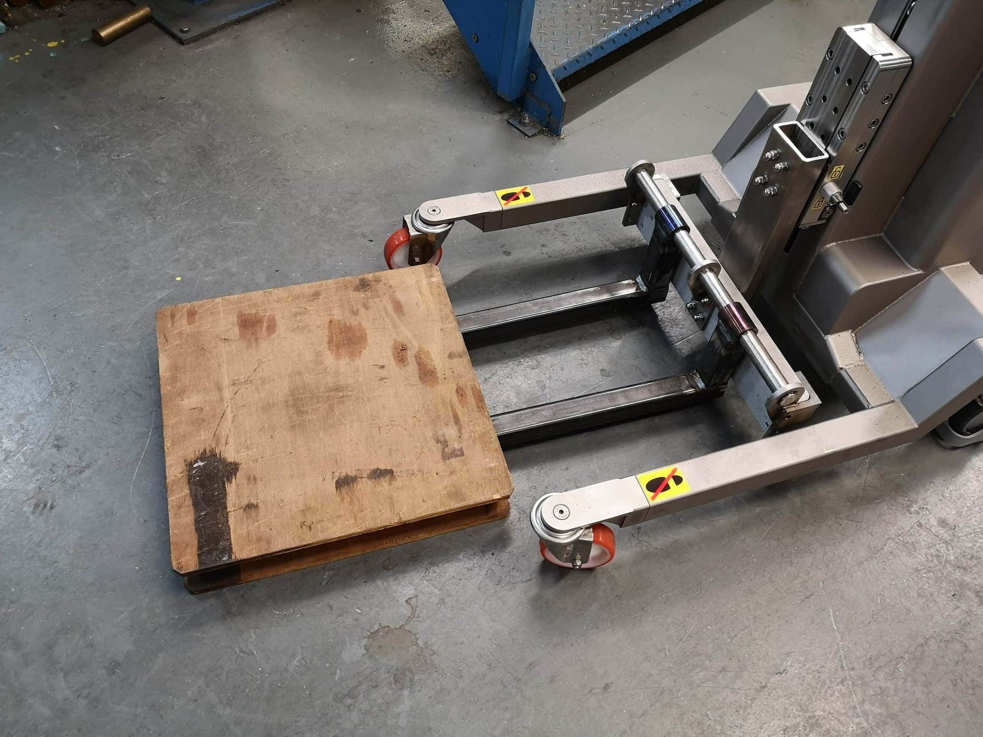 Packline  | Fork Attachment for Lifting Racking Pallets 4