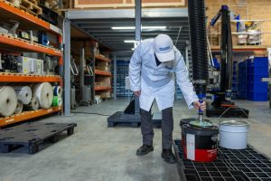 Packline  | Floor-Mounted Vacuum Lifter for Handling Metal Drums and Boxes of Powder 7