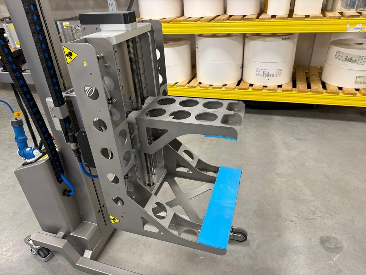 Packline  | Roll Lifter with Fixed Arm Clamp Design for Confined Food Production Areas 2